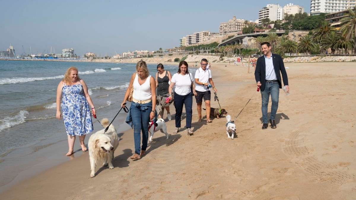 La presentació de la platja per a gossos ha comptat amb la presència de membres del govern municipal amb les seves mascotes.