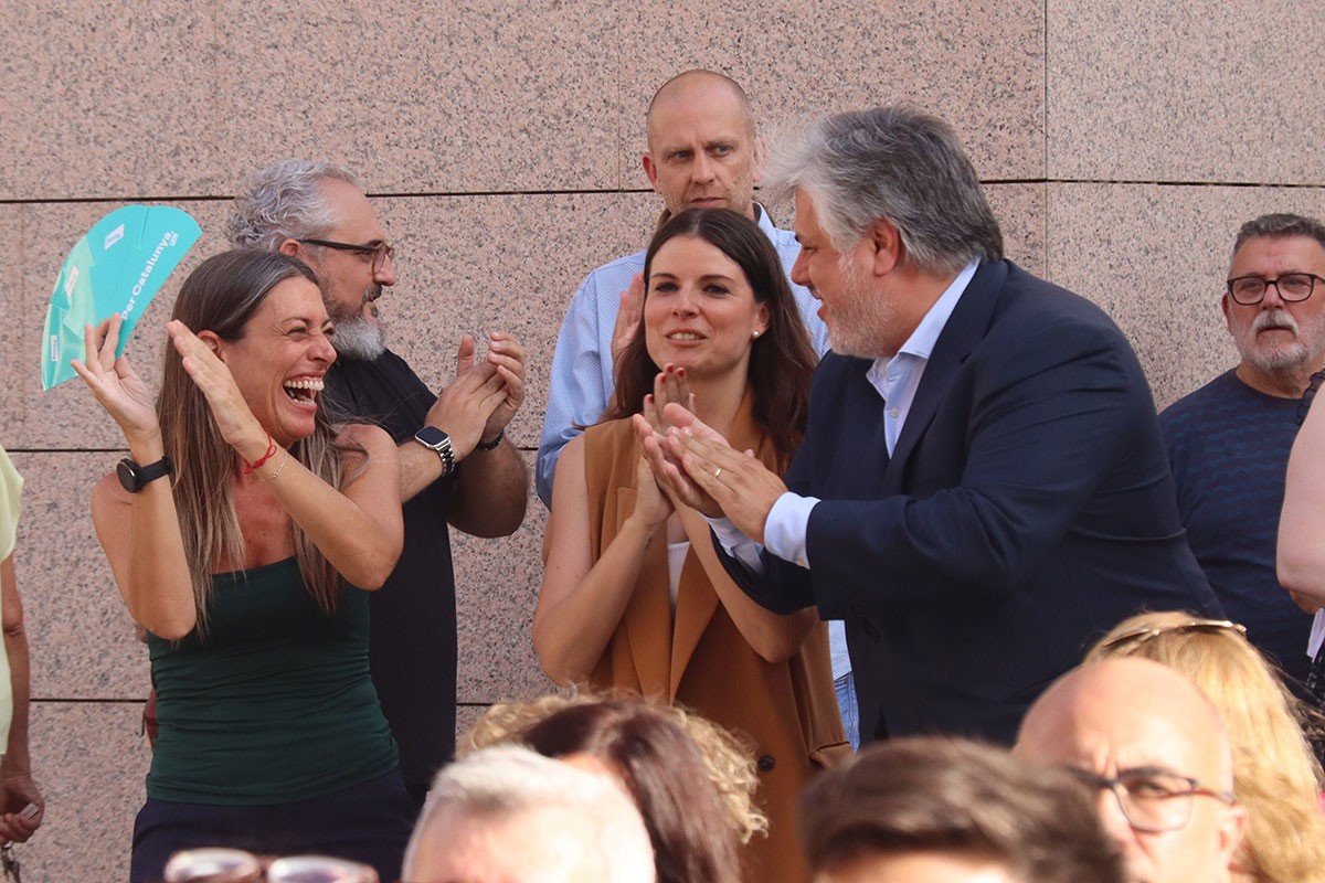 La candidata de Junts, Míriam Nogueras, amb el president del grup parlamentari, Albert Batet, i la  portaveu, Mònica Sales, a Tortosa.