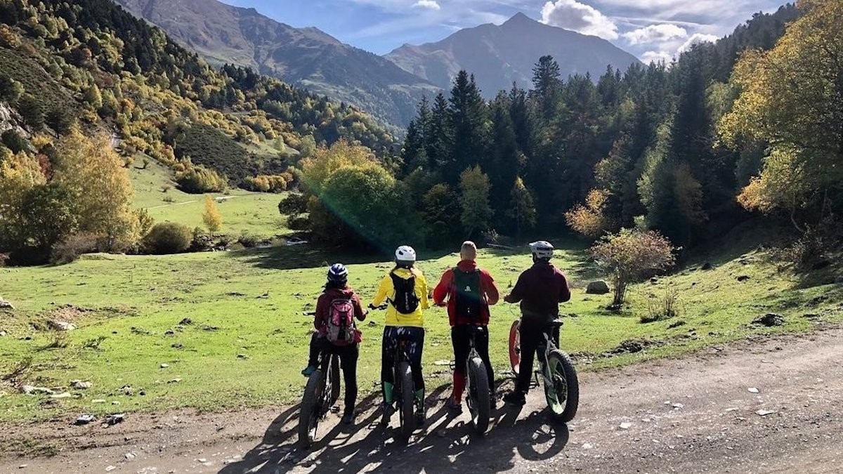 Quatre persones amb bicicletes elèctriques a la Vall de Bonabé