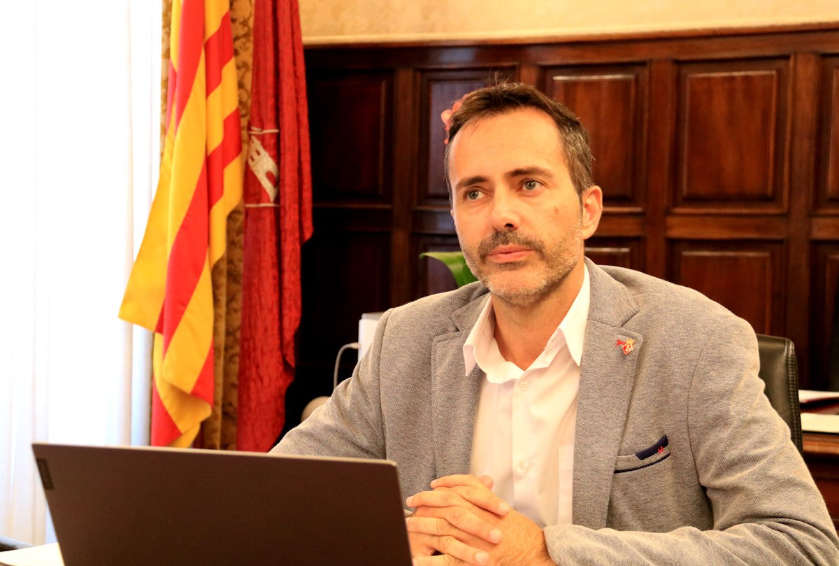 L'alcalde de Tortosa, Jordi Jordan, treballant al seu despatx de l'Ajuntament  