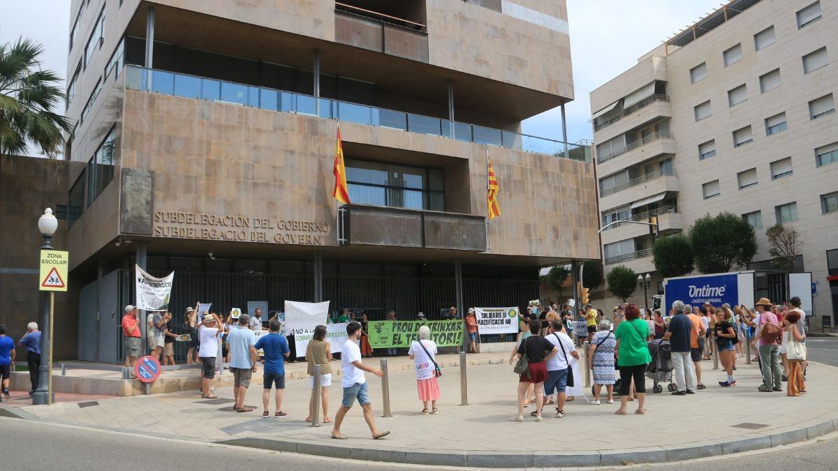 Un centenar de persones s'han concentrat a Tarragona.
