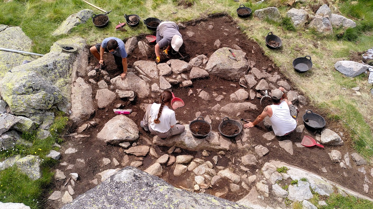 Excavació de les restes d'una casa de l'Edat de Bronze a l'Abric del Portarró