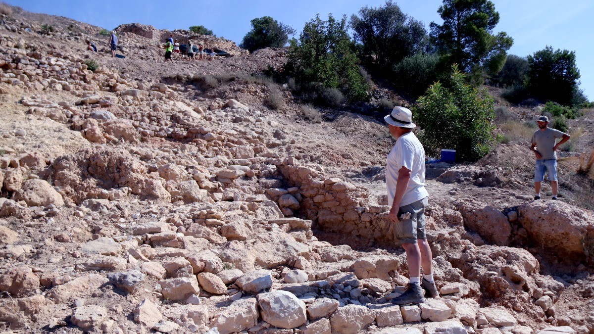 El professor de la URV i director de les excavacions, Jordi Diloli, mostrant el temple fora muralles descobert al jaciment de l'Assut de Tivenys.