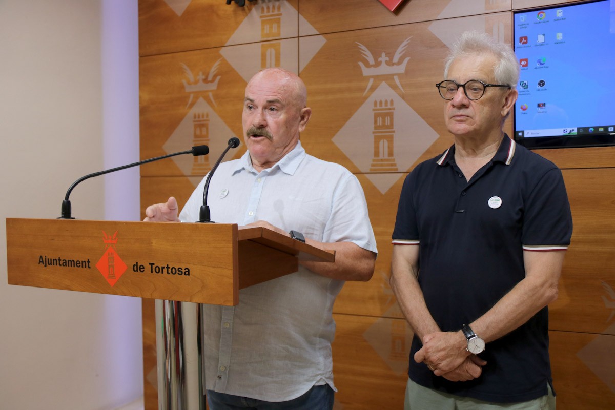 El president de la plataforma per un nou hospital de les Terres de l'Ebre, Miquel Franch, i el portaveu, Sisco Lahosa, compareixent a l'Ajuntament de Tortosa  