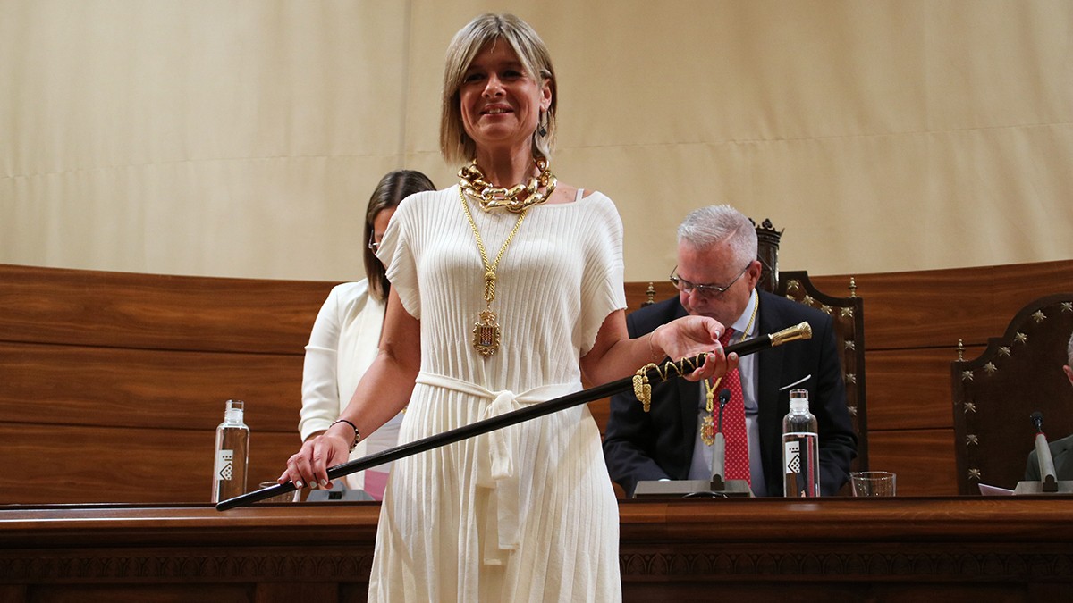 Noemí Llauradó, la nova presidenta de la Diputació de Tarragona, subjectant la vara en el ple de constitució de l'ens.