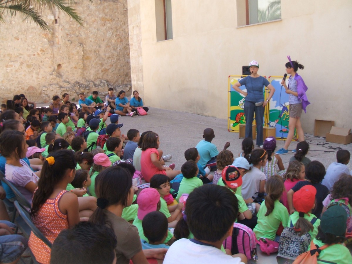 Espectacle infantil a la Plaça dels Dolors, enfront de la Biblioteca Marcel·lí Domingo de Tortosa 