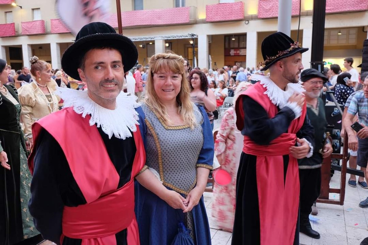 La consellera de Cultura, Natàlia Garriga, amb l'alcalde de Tortosa, Jordi Jordan, a l'esquerra de la fotografia, durant la inauguració de la Festa del Renaixement  