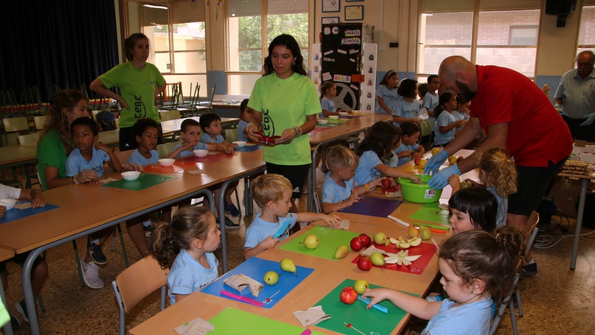 Diversos infants participant en el taller organitzat per Unió de Pagesos al casal de l'Escola Montsant de Reus.