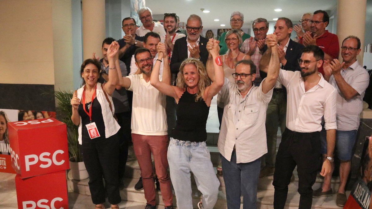 Els socialistes lleidatans celebrant la victòria aquest diumenge a la nit