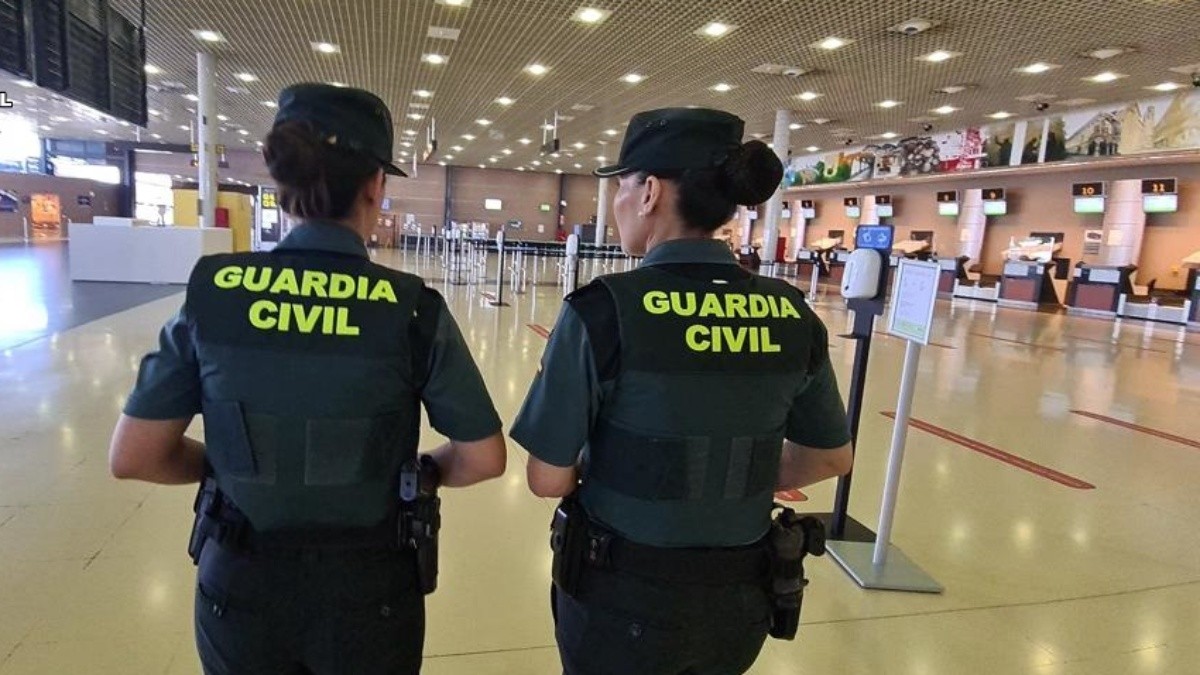 Imatge de dos agents de la Guàrdia Civil a l'Aeroport de Reus.