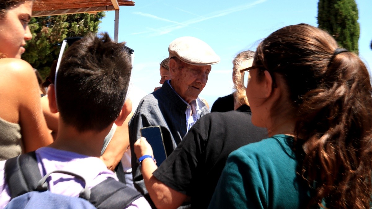 Salvador Farrés, un dels últims supervivents de la Lleva del Biberó, envoltat de joves en l'acte de commemoració dels 85 anys d'inici de la Batalla de l'Ebre.