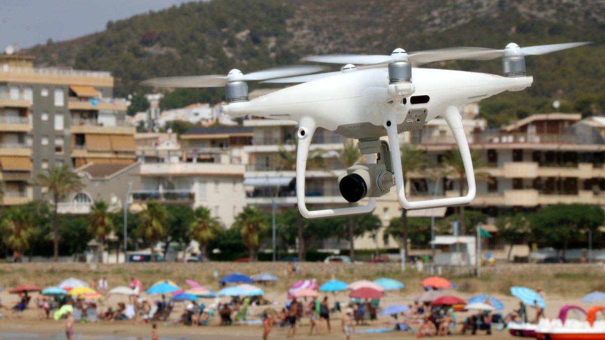 El dron que sobrevola les platges de Calafell.