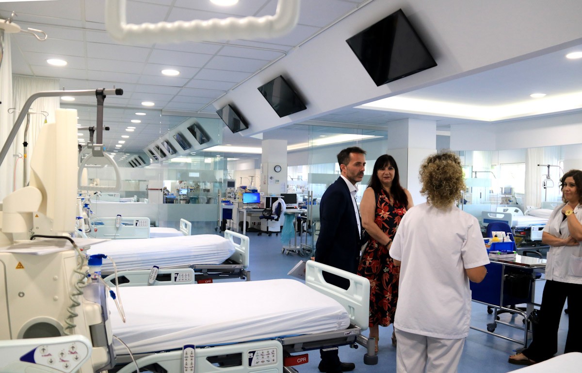 L'alcalde de Tortosa, Jordi Jordan, i la regidora de Salut, Sónia Rupèrez, visitant la planta d'atenció Nefrològica de l'Hospital de la Santa Creu de Jesús  