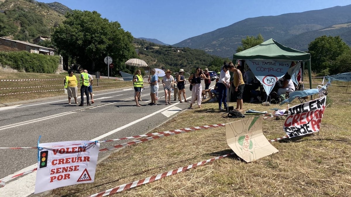 Els veïns de Montardit de Baix durant la seva protesta a l'N-260 el passat dissabte