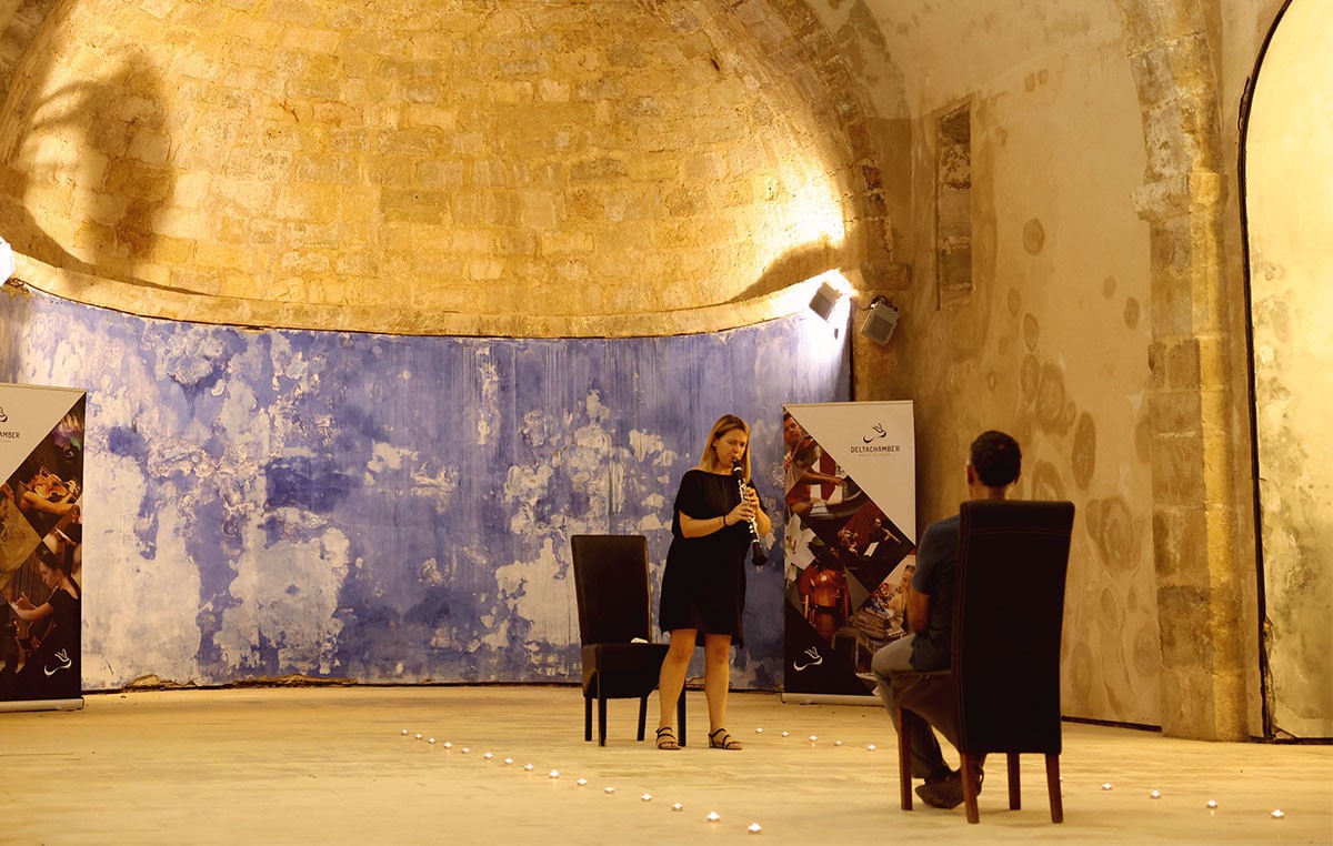 Laura Ruiz oferint un concert individual al castell d'Ulldecona.
