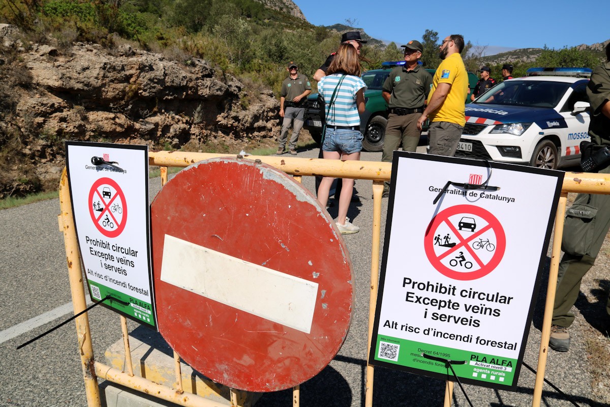 Agents Rurals, Mossos, i ADF davant d'una de les tanques que prohibeixen el pas al massís del Port de Tortosa i Roquetes, a la carretera d'accés al Mont Caro  