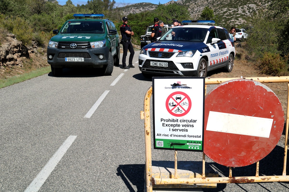 Mossos i Agents Rurals fent control de pas a la pujada a Mont Caro, al Port de Tortosa i Roquetes, per l'activació de nivell 3 del Pla Alfa   