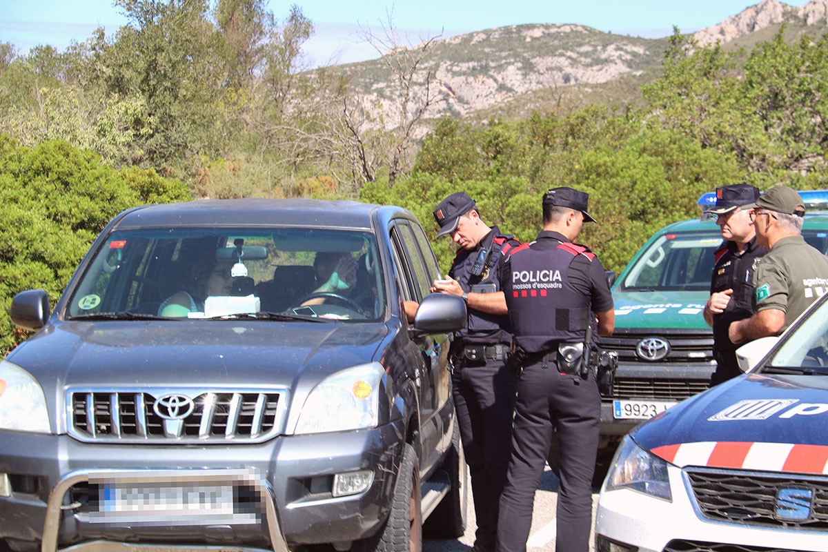Mossos i Agents Rurals fent controls als vehicles que circulen per la carretera d'accés a Caro.