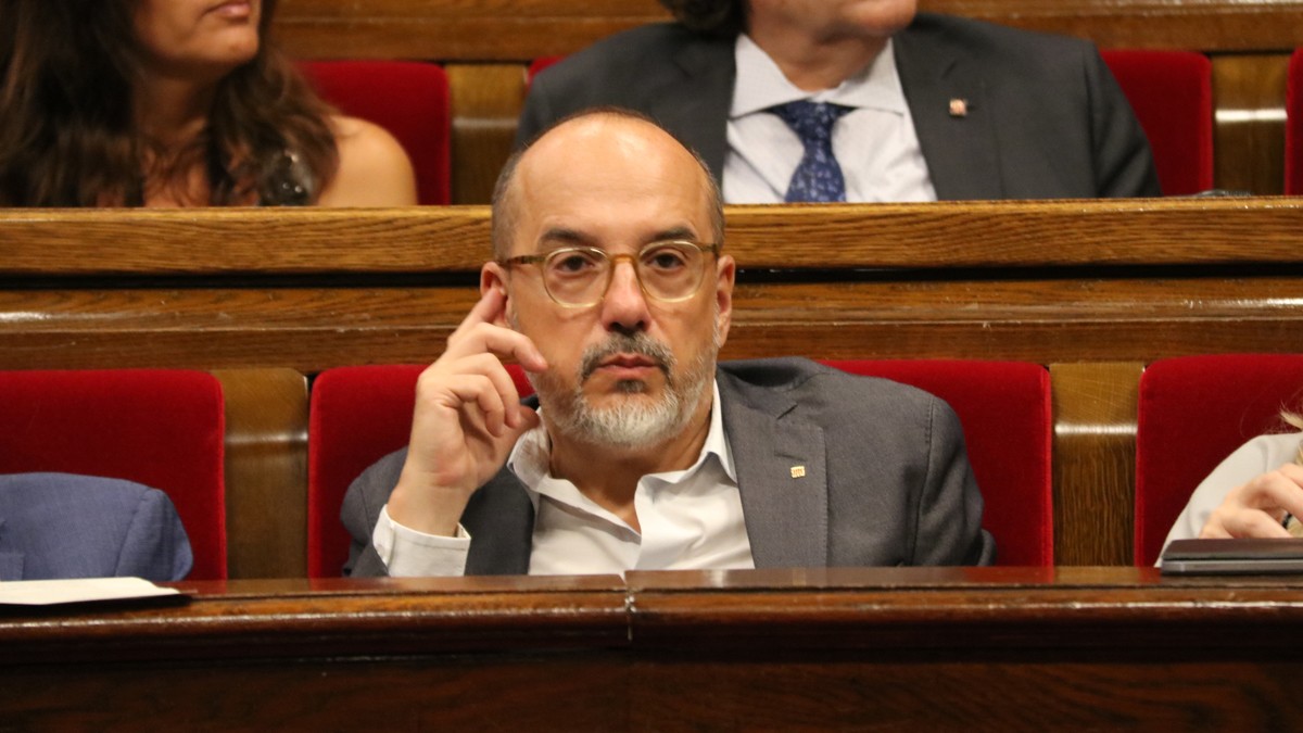 El conseller de Drets Socials Carles Campuzano al ple del Parlament
