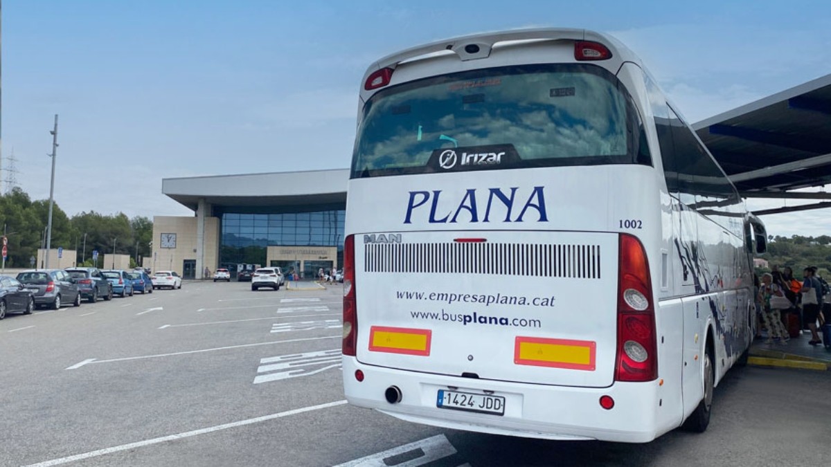 Imatge d'un autobús de l'empresa Plana a l'Estació del Camp.