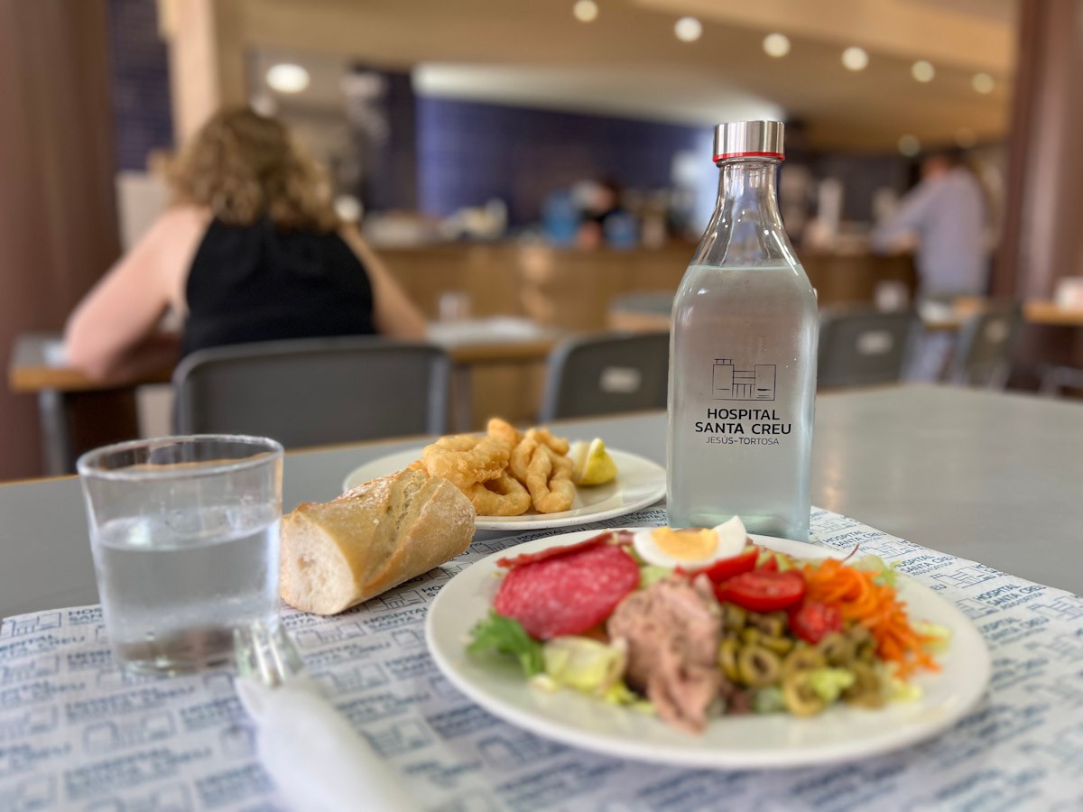 La cafeteria de l'hospital Santa Creu de Jesús-Tortosa oferirà aigua en envasos reutilitzables en els seus menús  