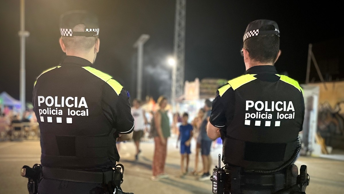 Imatge de dos agents de la Policia Local de Roda de Berà.