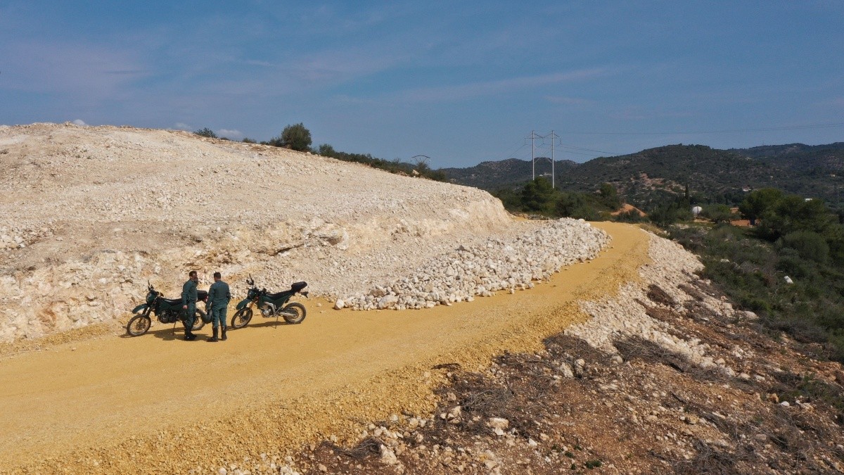 Imatge de dos agents del Seprona al terreny de Tortosa en què van detectar la destrucció de plantes de margalló.