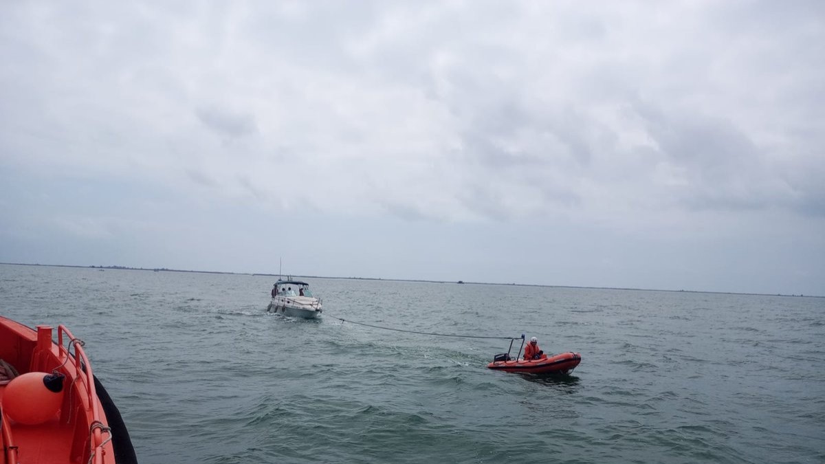 Imatge de l'embarcació remolcada per Salvament Marítim a la Badia dels Alfacs.