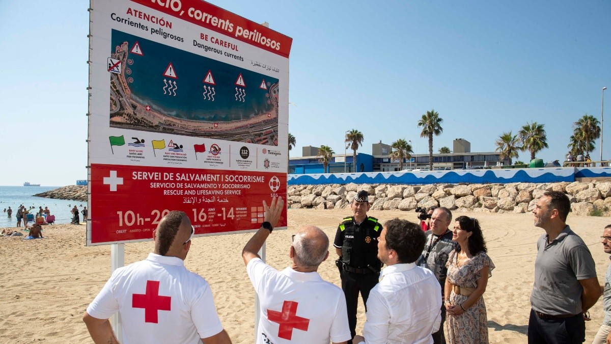 La nova cartelleria de la platja del Miracle de Tarragona s'ha presentat aquest dilluns.