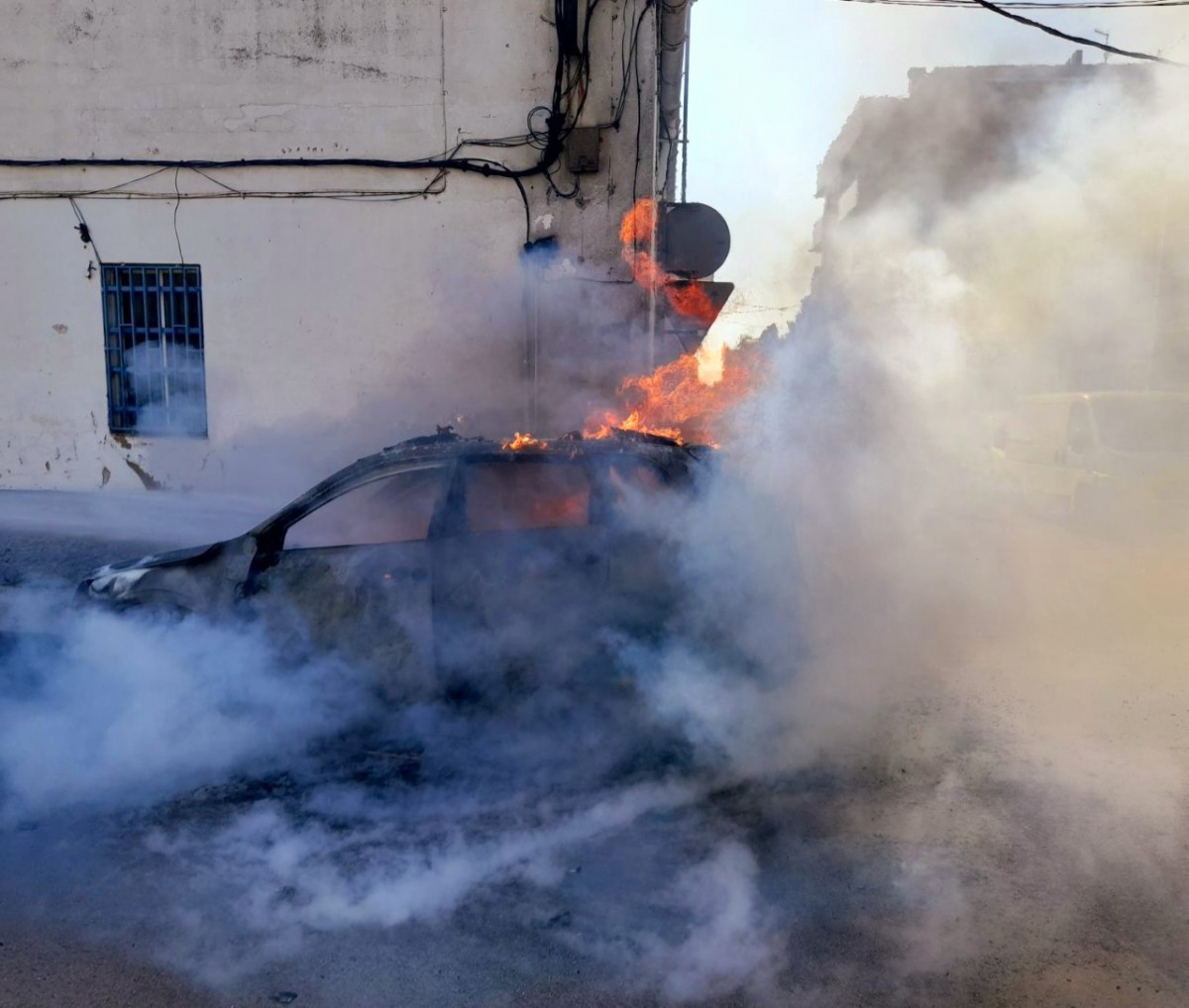Cotxe en flames este matí al carrer Cánovas d'Amposta 