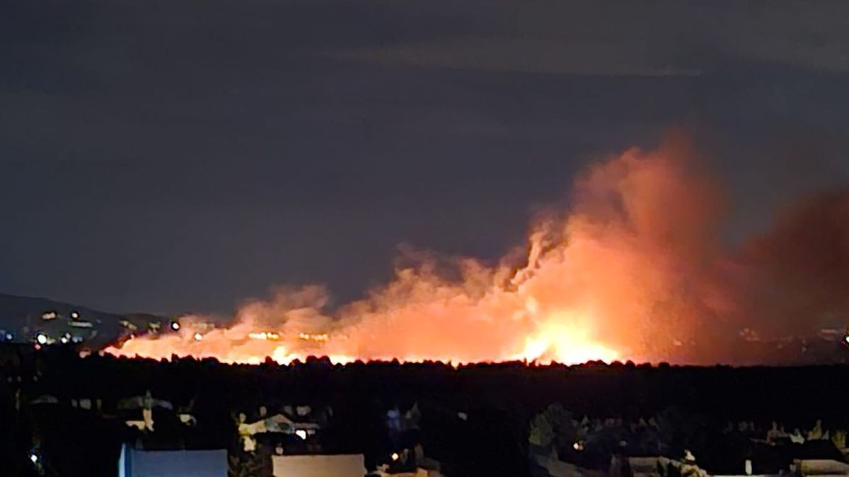 Imatge de les flames, a tocar de la urbanització a Mont-roig del Camp.