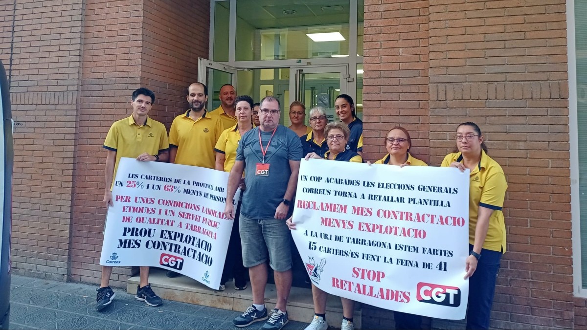 Treballadors i treballadores de Correus, davant de la Unitat de Repartiment del carrer Eivissa de Tarragona.