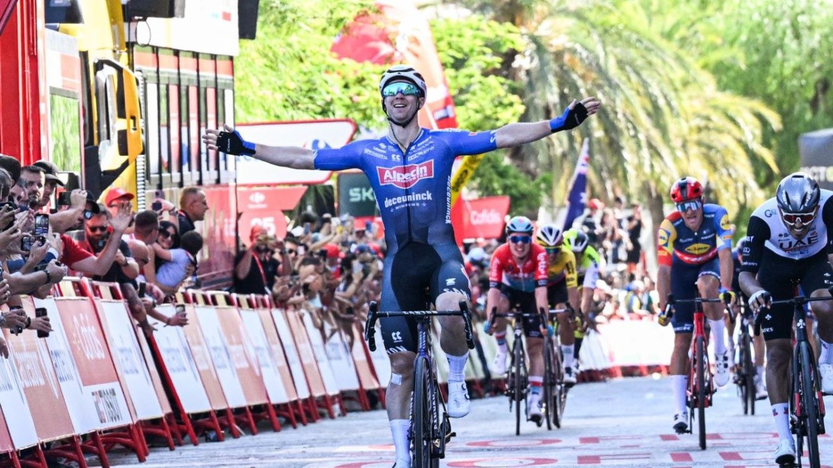 Kader Groves ha guanyat a Tarragona en un accidentat final d'etapa de la Vuelta a Espanya.