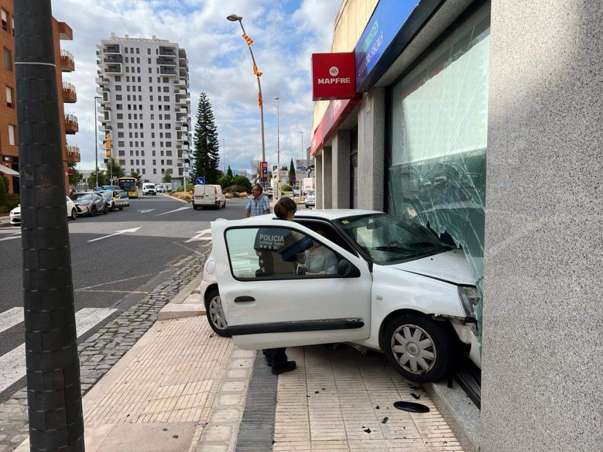 Imatge del cotxe encastat dins de l'assessoria al barri del Temple, a Tortosa 