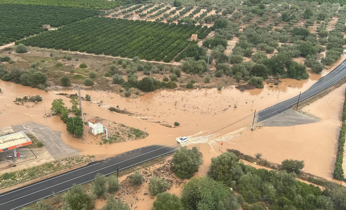 Vista aèria d'una carretera tallada per inundació al Montsià   