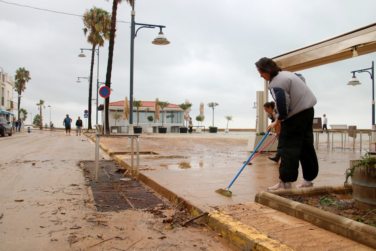 Veïns d'Alcanar retiren aigua i fang acumulat al Passeig Marítim 