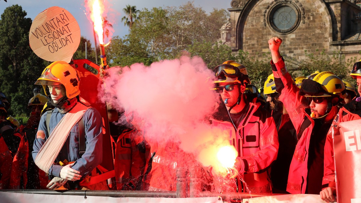 Imatge de la protesta dels bombers voluntaris davant del Parlament