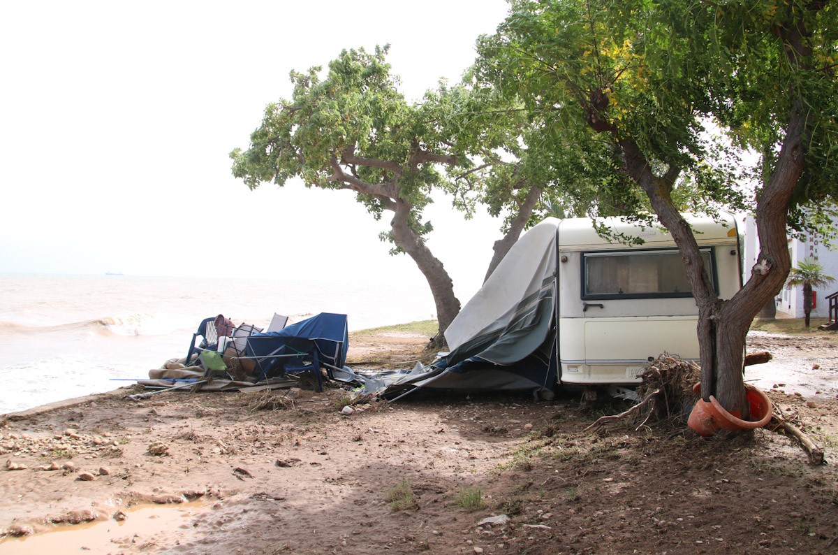 Una caravana i deixalles arrossegades pels aiguats a tocar del mar en un càmping del Montsià  