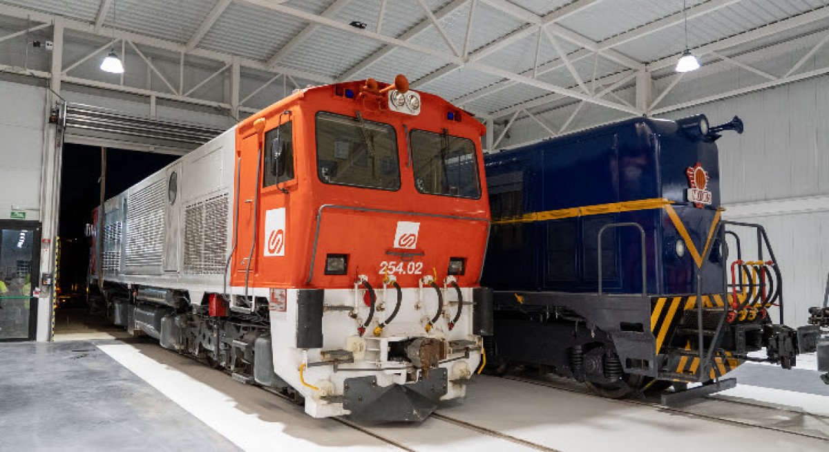 Imatge de les dues locomotores MO-1003 i 254.02