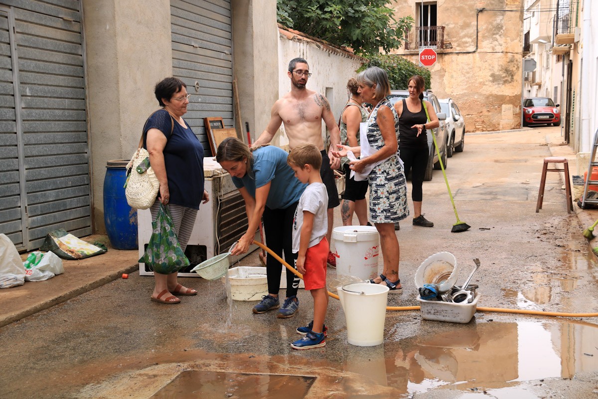Veïns de Santa Bàrbara l'endemà dels aiguats netejant els baixos inundats pels forts aiguats  