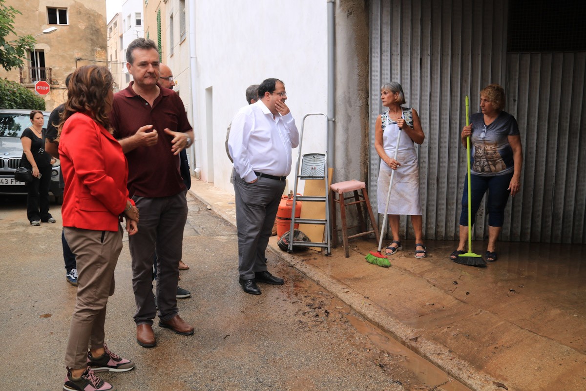 La consellera de Presidència, Laura Vilagrà, i el conseller d'Interior, Joan Ignasi Elena, visitant el municipi de Santa Bàrbara l'endemà dels aiguats  