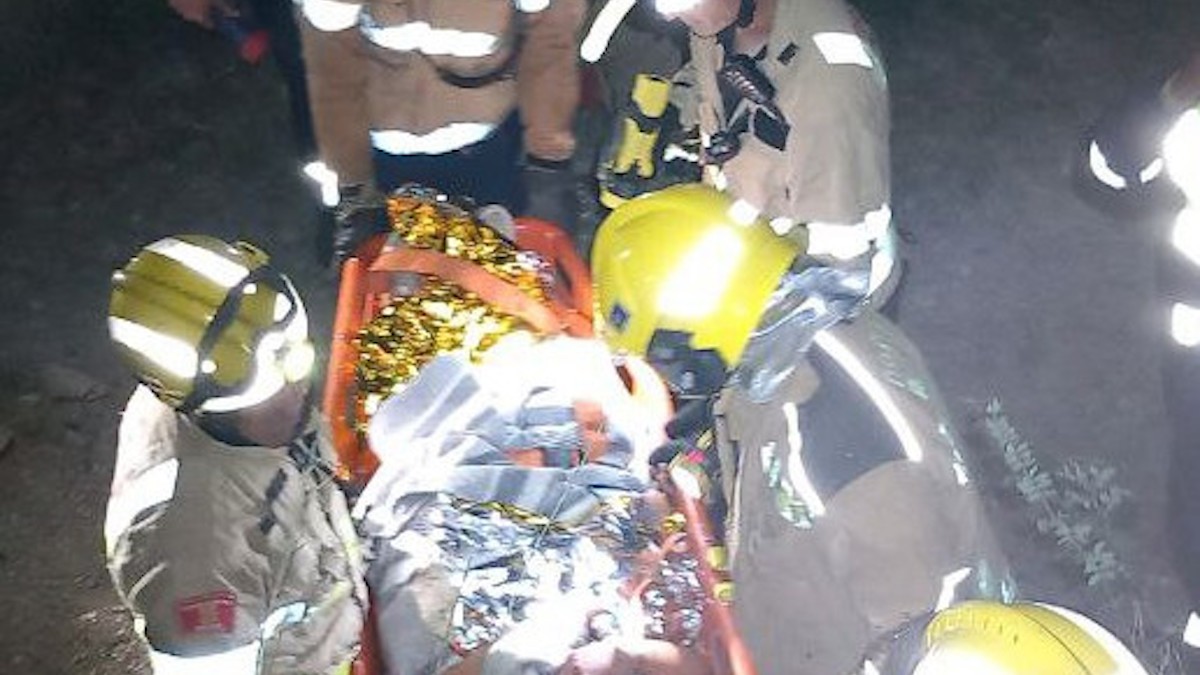 Imatge del rescat d'una de les persones ferides en l'accident