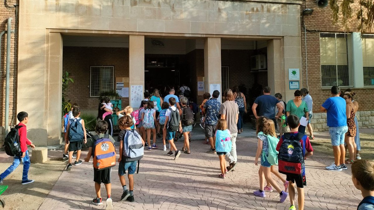 Alumnes entrant a l'escola del Miracle de Tarragona, en el primer dia de curs.