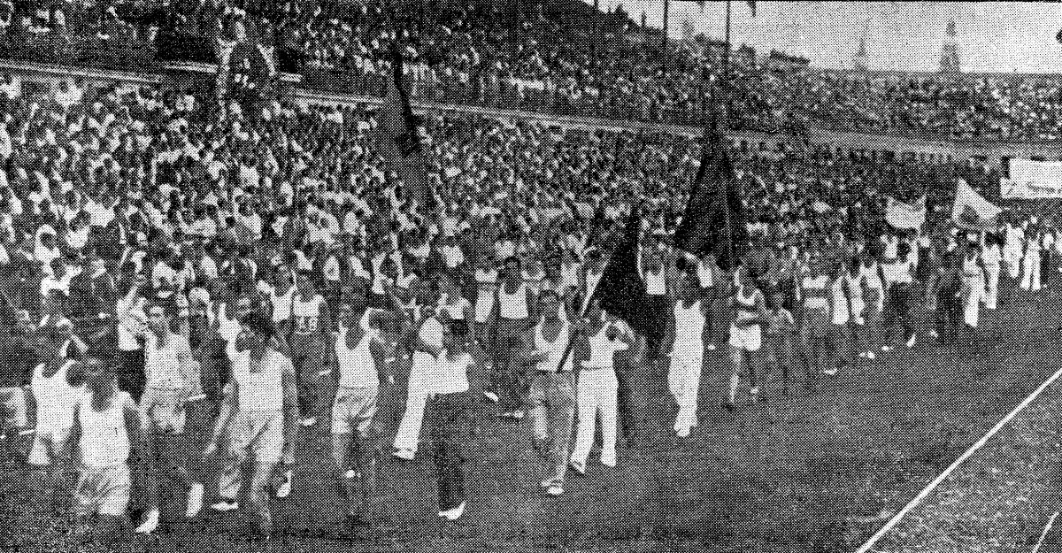 Desfilada davant de la tribuna de l'estadi de Montjuïc durant la celebració esportiva de la Diada de 1936