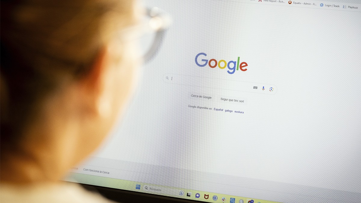 Una noia fa una cerca a Google