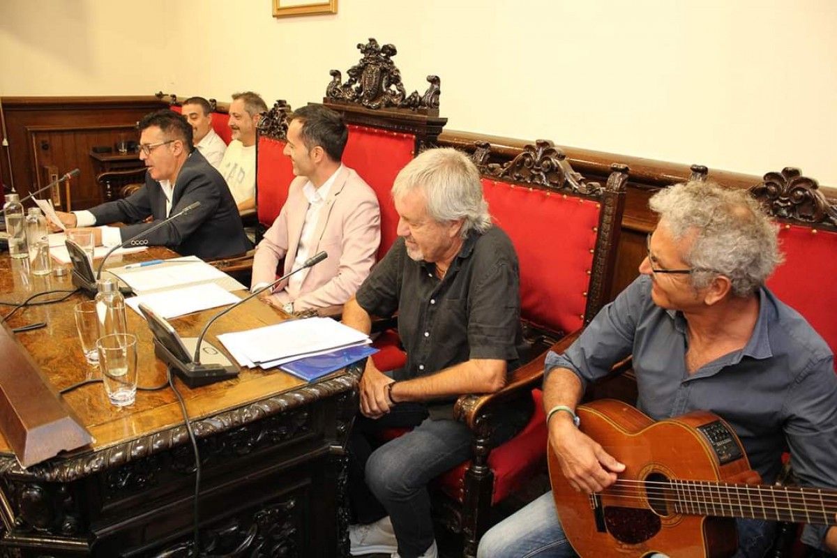 Els Quicos durant la conferència institucional de l'11 de setembre a l'Ajuntament de Tortosa 