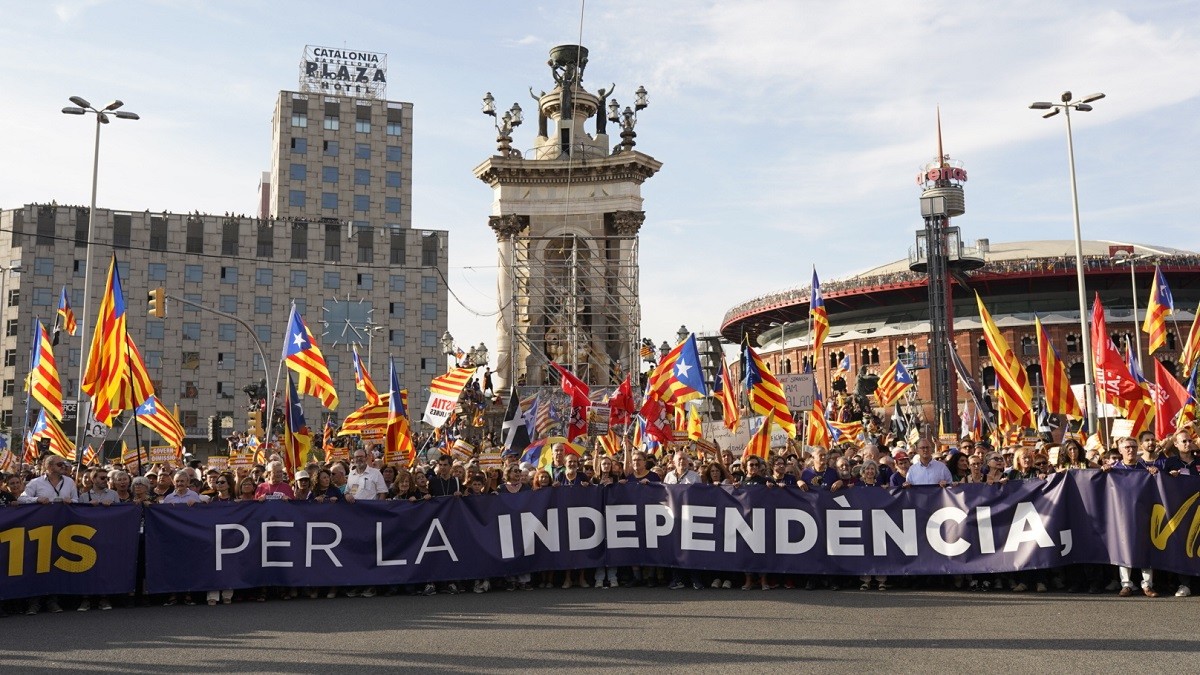 L'arribada de les columnes independentistes a la plaça Espanya de Barcelona