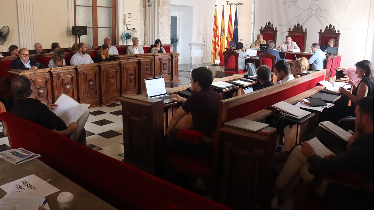 Imatge d'un plenari municipal celebrat a l'Ajuntament de Tarragona.
