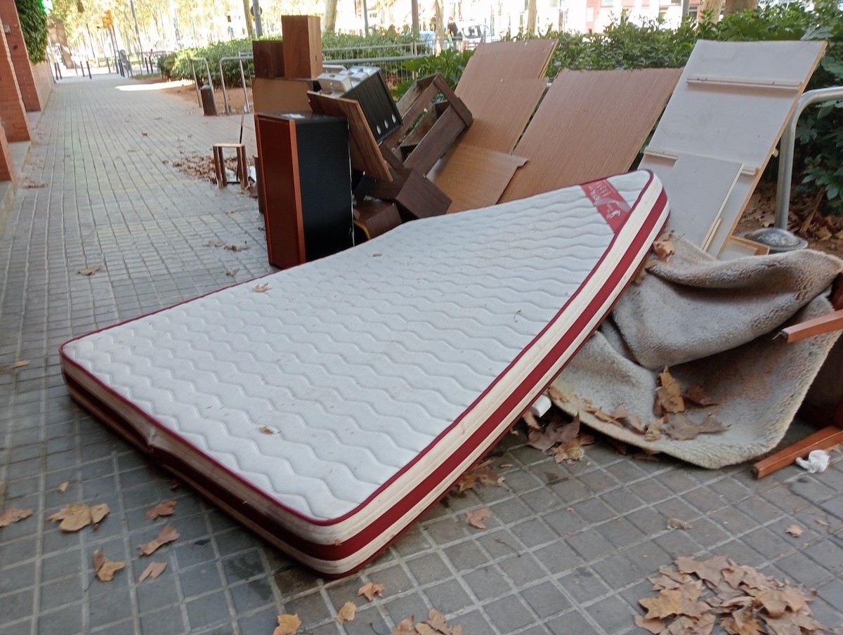Matalàs abandonat en un carrer del centre Barcelona