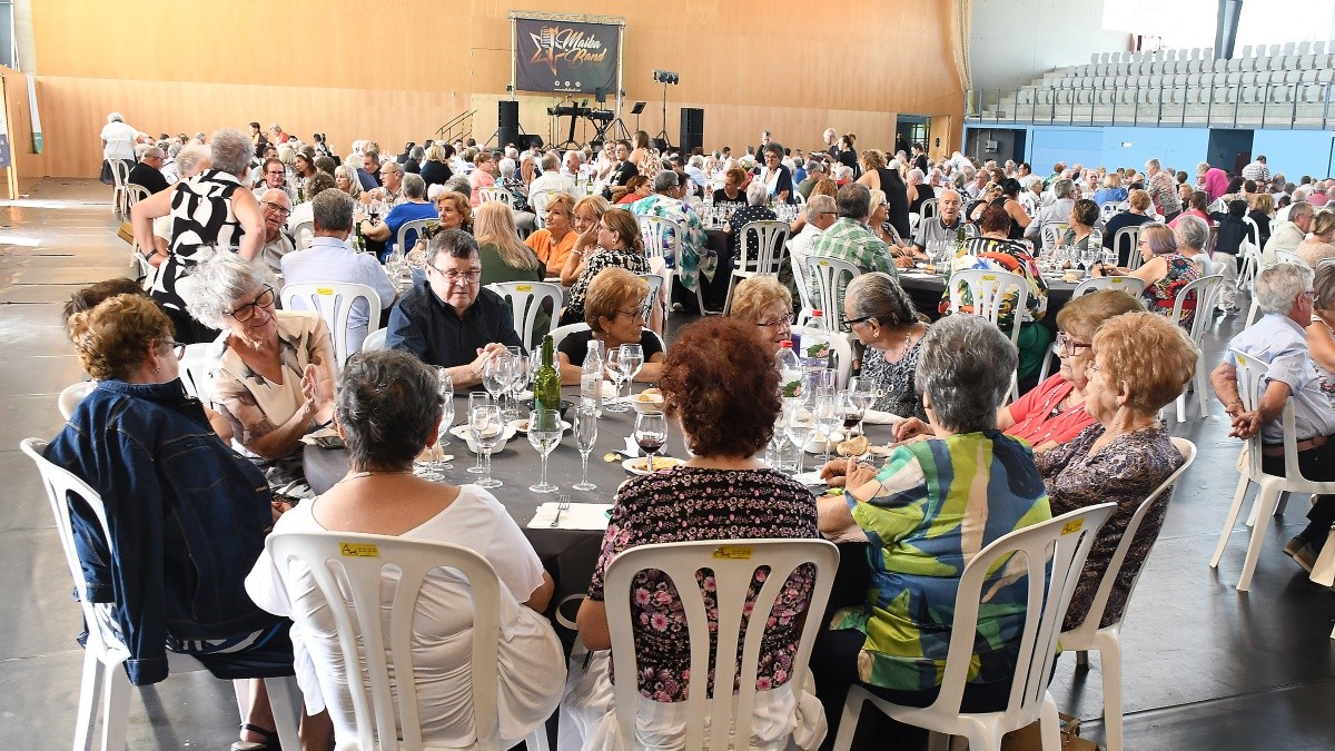 El dinar de la Festa de la Gent Gran del Morell va reunir 450 persones al Pavelló Municipal.